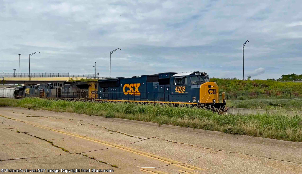 CSX 4702 leads M370.